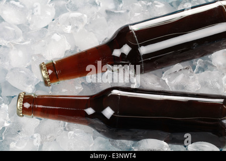 Kalte Cola auf Eis. Mit echten Eiswürfel gemacht. Stockfoto