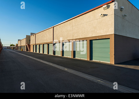 Saubere und moderne Self-Storage-Einheiten. Stockfoto