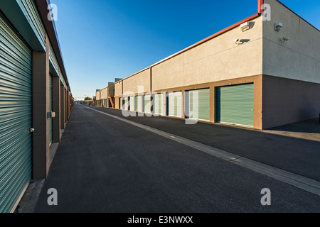 Saubere und moderne Self-Storage-Einheiten. Stockfoto