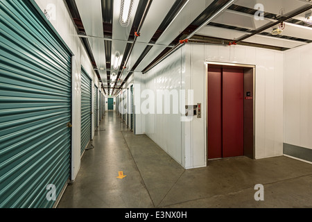 Saubere und moderne Self-Storage-Einheiten. Stockfoto