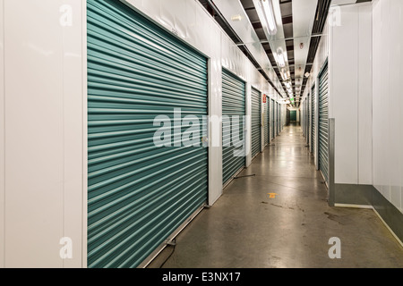 Saubere und moderne Self-Storage-Einheiten. Stockfoto