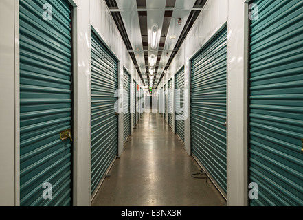 Saubere und moderne Self-Storage-Einheiten. Stockfoto