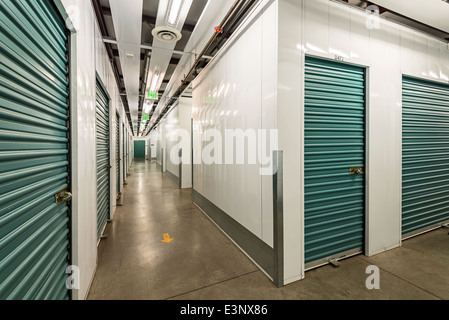 Saubere und moderne Self-Storage-Einheiten. Stockfoto