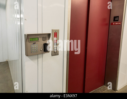 Saubere und moderne Self-Storage-Einheit Aufzug. Stockfoto