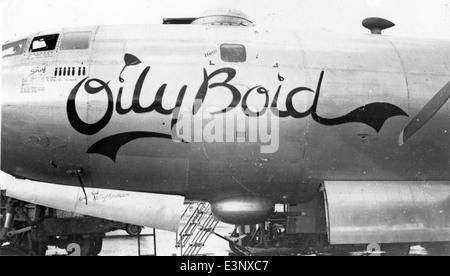 Dieses Bild zeigt die B-29 Superfortress, einen Boeing-Bomber, der im Zweiten Weltkrieg eingesetzt wurde. Das Flugzeug mit der Registrierungsnummer 42-24912, ist bekannt für seine Missionsmarkierungen und die Nasenart „Oil Boid“. Die B-29 wurde mit dem Wright R-3350 Motor angetrieben und spielte eine wichtige Rolle im Pazifik. Stockfoto