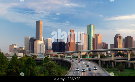 Skyline der Stadt und Autobahn, Houston, Texas, Vereinigte Staaten von Amerika Stockfoto