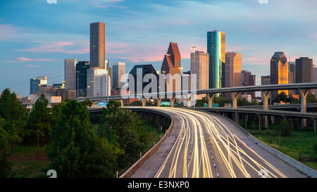 Skyline der Stadt und Autobahn, Houston, Texas, Vereinigte Staaten von Amerika Stockfoto