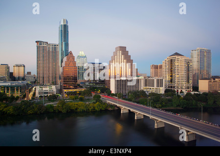 Die Skyline der Stadt gegenüber den Colorado River, Austin, Texas, Vereinigte Staaten von Amerika Stockfoto