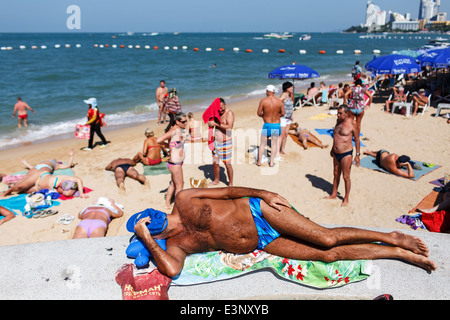 Ausländische Touristen, Sonnenbaden und relaxen am Strand in Pattaya, Thailand. Stockfoto