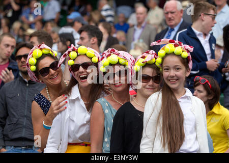 Wimbledon, London, UK. 26. Juni 2014. Bild zeigt Tennisbegeisterte auf Center Court (links - rechts) Sarah Holmstrom, Wendy Evans, Jan Rossington, Zoe Rossington und Hannah Evans aus Bristol genießen diesjährigen Wimbledon Tennis Championships im Südwesten von London. Bildnachweis: Clickpics/Alamy Live-Nachrichten Stockfoto