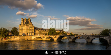 Die Abendsonne leuchtet das Pont Royal erstreckt sich über das Seineufer in Paris Frankreich. Stockfoto