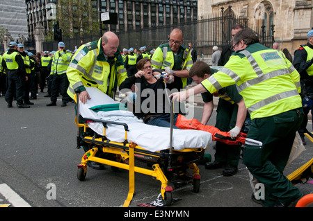 Lehrerin Amy Jowett brach ein Bein nach getreten von Polizeibeamten bei United Against Fascism Protest gegen BNP Juni 2013 Stockfoto