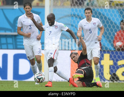 Recife, Brasilien. 26. Juni 2014. Deutschlands Miroslav Klose wetteifert um den Ball mit Omar Gonzalez (L-R), DaMarcus Beasley und Matt Besler der USA in der WM-Gruppe G vorläufige Vorrundenspiel zwischen den USA und Deutschland bei Arena Pernambuco in Recife, Brasilien, 26. Juni 2014. Foto: Marcus Brandt/Dpa/Alamy Live News Stockfoto