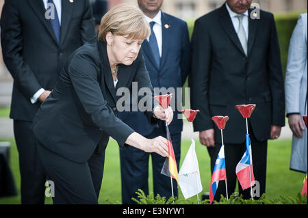 Ypern, Flandern, Belgien. 26. Juni 2014. Bundeskanzlerin Angela Merkel besucht eine Zeremonie anlässlich der Hundertjahrfeier des Ausbruchs des ersten Weltkrieges in Ypern, Belgien am 26.06.2014 während des Krieges, Hunderttausende von Soldaten und Zivilisten aus aller Welt verloren ihr Leben in der belgischen Stadt Ypern. Zu diesem Anlass spendete der Europäischen Union eine symbolische Bank mit gebräunten Kupferplatten Lesen des Wortes "Frieden" in 24 Amtssprachen der EU. Bildnachweis: ZUMA Press, Inc./Alamy Live-Nachrichten Stockfoto