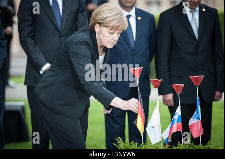 Ypern, Flandern, Belgien. 26. Juni 2014. Bundeskanzlerin Angela Merkel besucht eine Zeremonie anlässlich der Hundertjahrfeier des Ausbruchs des ersten Weltkrieges in Ypern, Belgien am 26.06.2014 während des Krieges, Hunderttausende von Soldaten und Zivilisten aus aller Welt verloren ihr Leben in der belgischen Stadt Ypern. Zu diesem Anlass spendete der Europäischen Union eine symbolische Bank mit gebräunten Kupferplatten Lesen des Wortes "Frieden" in 24 Amtssprachen der EU. Bildnachweis: ZUMA Press, Inc./Alamy Live-Nachrichten Stockfoto