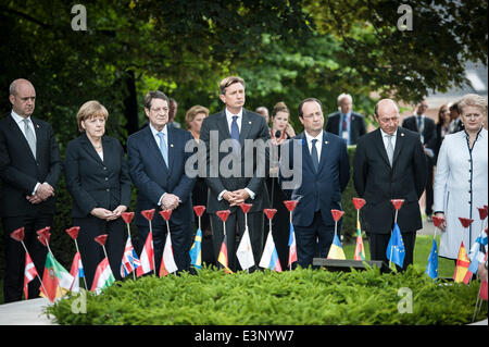 Ypern, Flandern, Belgien. 26. Juni 2014. (L-R) Der schwedische Ministerpräsident Fredrik Reinfeldt, Bundeskanzlerin Angela Merkel, der zypriotische Präsident Nicos Anastasiades, slowenischen Präsidenten Borut Pahon, französische Präsident Francois Hollande, der rumänische Präsident Traian Basescu und die litauische Staatspräsidentin Dalia Grybauskaite besuchen eine Zeremonie anlässlich der Hundertjahrfeier des Ausbruchs des ersten Weltkrieges in Ypern, Belgien am 26.06.2014 Credit: ZUMA Press, Inc./Alamy Live News Stockfoto