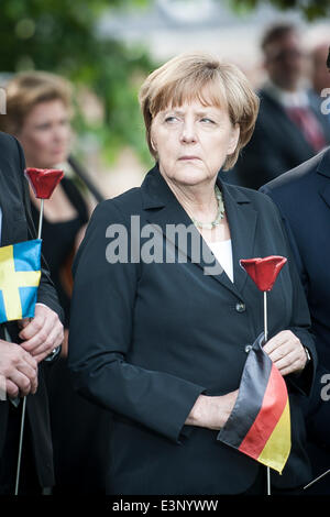 Ypern, Flandern, Belgien. 26. Juni 2014. Bundeskanzlerin Angela Merkel besucht eine Zeremonie anlässlich der Hundertjahrfeier des Ausbruchs des ersten Weltkrieges in Ypern, Belgien am 26.06.2014 während des Krieges, Hunderttausende von Soldaten und Zivilisten aus aller Welt verloren ihr Leben in der belgischen Stadt Ypern. Zu diesem Anlass spendete der Europäischen Union eine symbolische Bank mit gebräunten Kupferplatten Lesen des Wortes "Frieden" in 24 Amtssprachen der EU. Bildnachweis: ZUMA Press, Inc./Alamy Live-Nachrichten Stockfoto