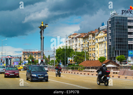 Verkehr in Nezavisimost Platz, mit Sankt Sofia Statue im Hintergrund, zentrale Sofia, Bulgarien, Europa Stockfoto