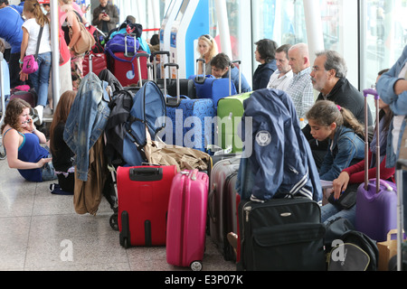 PASSAGIERE AM FLUGHAFEN STANSTED, ESSEX, AM DIENSTAG ZUR MITTAGSZEIT AM 24. JUNI VERZÖGERT, DA DIE FRANZOSEN EINEN LUFTANGRIFF TRAFIC CONTROLLERN BEGANN Stockfoto