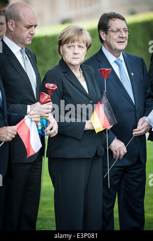 Ypern, Flandern, Belgien. 26. Juni 2014. (L-R) Der schwedische Ministerpräsident Fredrik Reinfeldt, Bundeskanzlerin Angela Merkel, der zypriotische Präsident Nicos Anastasiades besuchen eine Zeremonie anlässlich der Hundertjahrfeier des Ausbruchs des ersten Weltkrieges in Ypern, Belgien am 26.06.2014 während des Krieges, Hunderttausende von Soldaten und Zivilisten aus aller Welt verloren ihr Leben in der belgischen Stadt Ypern. Bildnachweis: ZUMA Press, Inc./Alamy Live-Nachrichten Stockfoto