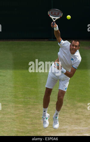 London, UK. 26. Juni 2014. Wimbledon Tennis Championships Lukas Rosol der Tschechischen Republik im Kampf gegen Rafael Nadal aus Spanien in Tag vier Männer Singles zweiten Vorrundenspiel bei den Wimbledon Tennis Championships auf The All England Lawn Tennis Club in London, Vereinigtes Königreich Credit: Action Plus Sport/Alamy Live News Stockfoto