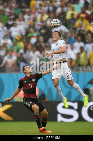 Recife, Brasilien. 26. Juni 2014. Deutschlands Miroslav Klose (L) wetteifert um den Ball mit Matt Besler der USA in der WM-Gruppe G vorläufige Vorrundenspiel zwischen den USA und Deutschland bei Arena Pernambuco in Recife, Brasilien, 26. Juni 2014. Foto: Marcus Brandt/Dpa/Alamy Live News Stockfoto