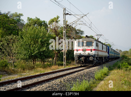 Ein WAP-7 Lokomotive geschleppten Zug Stockfoto