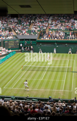 Wimbledon Centre Court Mens Singles, 1. Runde, 2014 Meisterschaften, Wimbledon Lawn Tennis Club, London England UK Stockfoto
