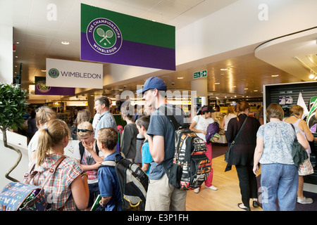 Menschen beim Einkaufen in Wimbledon Shop-Interieur, Wimbledon Lawn Tennis Club, London England UK Stockfoto