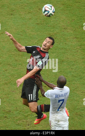 Recife, Brasilien. 26. Juni 2014. Deutschlands Miroslav Klose (L) wetteifert um den Ball mit DaMarcus Beasley der USA in der WM-Gruppe G vorläufige Vorrundenspiel zwischen den USA und Deutschland bei Arena Pernambuco in Recife, Brasilien, 26. Juni 2014. Foto: Andreas Gebert/Dpa/Alamy Live-Nachrichten Stockfoto