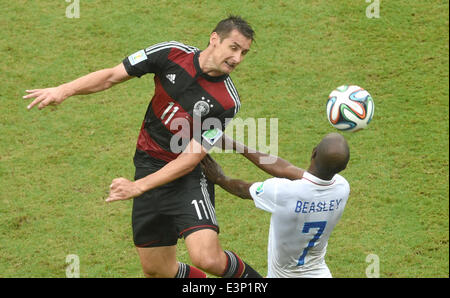 Recife, Brasilien. 26. Juni 2014. Deutschlands Miroslav Klose (L) wetteifert um den Ball mit DaMarcus Beasley der USA in der WM-Gruppe G vorläufige Vorrundenspiel zwischen den USA und Deutschland bei Arena Pernambuco in Recife, Brasilien, 26. Juni 2014. Foto: Andreas Gebert/Dpa/Alamy Live-Nachrichten Stockfoto