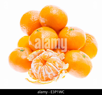 Geschälte leckere süße Mandarine Mandarin Orangenfrucht isoliert auf weißem Hintergrund Stockfoto