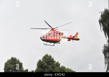 Hyde Park, London, UK. 26. Juni 2014. Die Air Ambulance hebt ab nach dem Besuch zu einem Unfall in der Nähe von Knightsbridge. Bildnachweis: Matthew Chattle/Alamy Live-Nachrichten Stockfoto