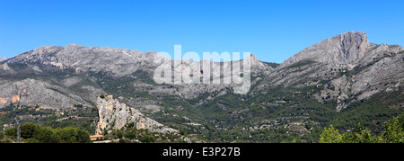 Die Sierrade Aitana Berge von Guadalest mittelalterliche Dorf, Costa Blanca, Spanien, Europa Stockfoto