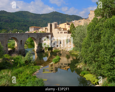 Ein 12. Jahrhundert romanische Brücke überquert den Fluss Fluvia und bietet Zugang zu der historischen Stadt Besalú, Catalonia Stockfoto