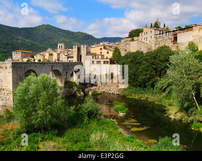 Ein 12. Jahrhundert romanische Brücke überquert den Fluss Fluvia und bietet Zugang zu der historischen Stadt Besalú, Catalonia Stockfoto