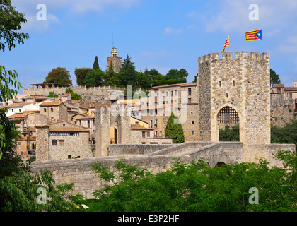 Ein 12. Jahrhundert romanische Brücke überquert den Fluss Fluvia und bietet Zugang zu der historischen Stadt Besalú, Catalonia Stockfoto