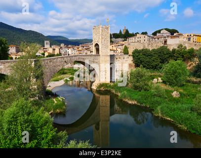 Ein 12. Jahrhundert romanische Brücke überquert den Fluss Fluvia und bietet Zugang zu der historischen Stadt Besalú, Catalonia Stockfoto