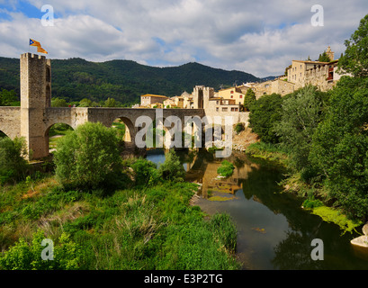 Ein 12. Jahrhundert romanische Brücke überquert den Fluss Fluvia und bietet Zugang zu der historischen Stadt Besalú, Catalonia Stockfoto