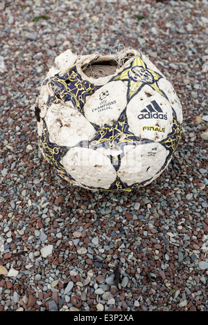 Verlassene oder verloren und entlüftet Fußball am Strand Stockfoto