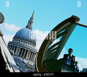 St. Pauls Kathedrale und Pendlern und Touristen, die Millennium Bridge London England Europa durchqueren Stockfoto