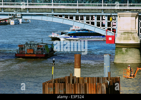 Szene an Blackfriars Railway Bridge mit Bauarbeiter auf hydraulischen Plattform und River Cruise Boote auf der Themse in London Stockfoto