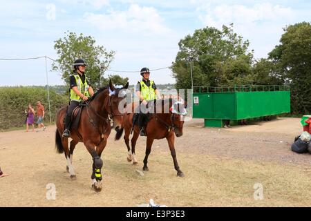 Glastonbury Festival, Glastonbury, Somerset, UK. 26. Juni 2014. Berittene Polizei patrouillieren dem Festival-Gelände als Festivalbesucher weiterhin Kredit ankommen: Tom Corban/Alamy Live News Stockfoto