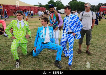 Glastonbury Festival, Glastonbury, Somerset, UK. 26. Juni 2014. Eine Gruppe junger Männer viel Spaß in ihren eigens angefertigten "Glastonbury passt" Kredit: Tom Corban/Alamy Live News Stockfoto