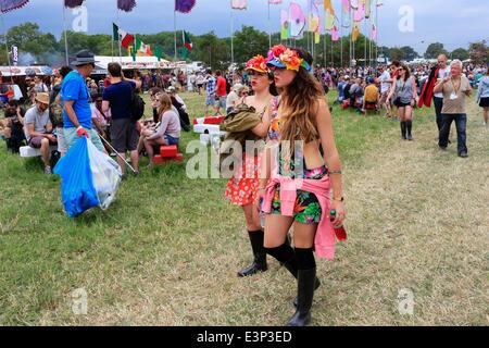 Glastonbury Festival, Glastonbury, Somerset, UK. 26. Juni 2014. Massen-Promenade rund um das Festivalgelände während andere sitzen in der Sonne genießen. Bildnachweis: Tom Corban/Alamy Live-Nachrichten Stockfoto