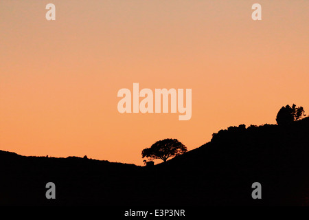 Rötlicher Sonnenuntergang auf einem wolkenlosen Himmel über den Hügeln von Bandipur-Tanahu Bezirk Gandaki Zone-Nepal. Stockfoto