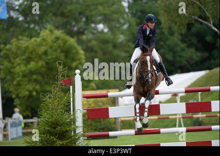 Hickstead, Sussex, UK. 26. Juni 2014. Das Hickstead Derby treffen in ganz England Kurs springen. [Die Bunn Leisure Derby Tankard]. Tina Fletcher [GBR] Reiten einzigartige IX Credit: Action Plus Sport/Alamy Live News Stockfoto