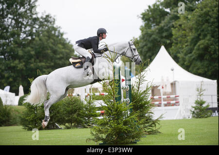 Hickstead, Sussex, UK. 26. Juni 2014. Das Hickstead Derby treffen in ganz England Kurs springen. [Die Bunn Leisure Derby Tankard]. David Simpson [IRL] Reiten Hermoine IV Credit: Action Plus Sport/Alamy Live News Stockfoto