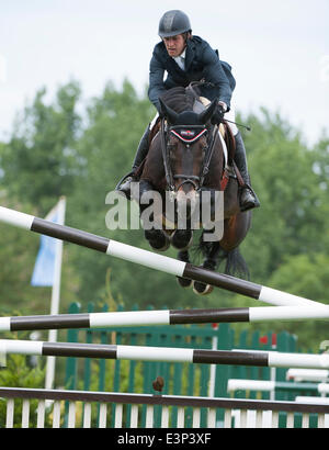 Hickstead, Sussex, UK. 26. Juni 2014. Das Hickstead Derby treffen in ganz England Kurs springen. [Die Bunn Leisure Derby Tankard]. Joseph Clayton [GBR] Reiten Ingliston Twister Credit: Action Plus Sport/Alamy Live News Stockfoto