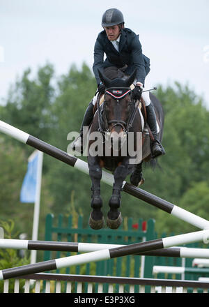 Hickstead, Sussex, UK. 26. Juni 2014. Das Hickstead Derby treffen in ganz England Kurs springen. [Die Bunn Leisure Derby Tankard]. Joseph Clayton [GBR] Reiten Ingliston Twister Credit: Action Plus Sport/Alamy Live News Stockfoto